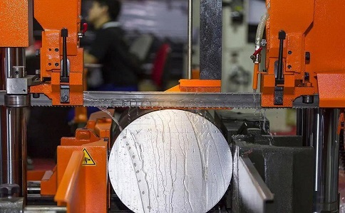 枣阳立式金属带锯床切削出现跑带故障解决方法！